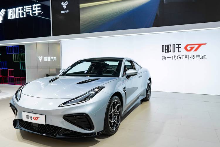 东莞43哪吒汽车在智能汽车领域的表现，领途汽车在新能源汽车市场中的影响力